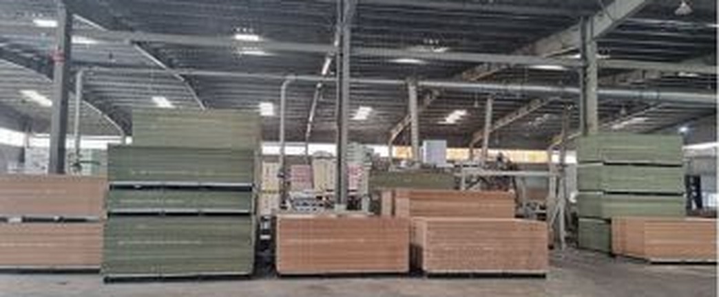 Khu xếp ván thành phẩm trong nhà xưởng, ảnh từ hồ sơ năng lực Việt Đức